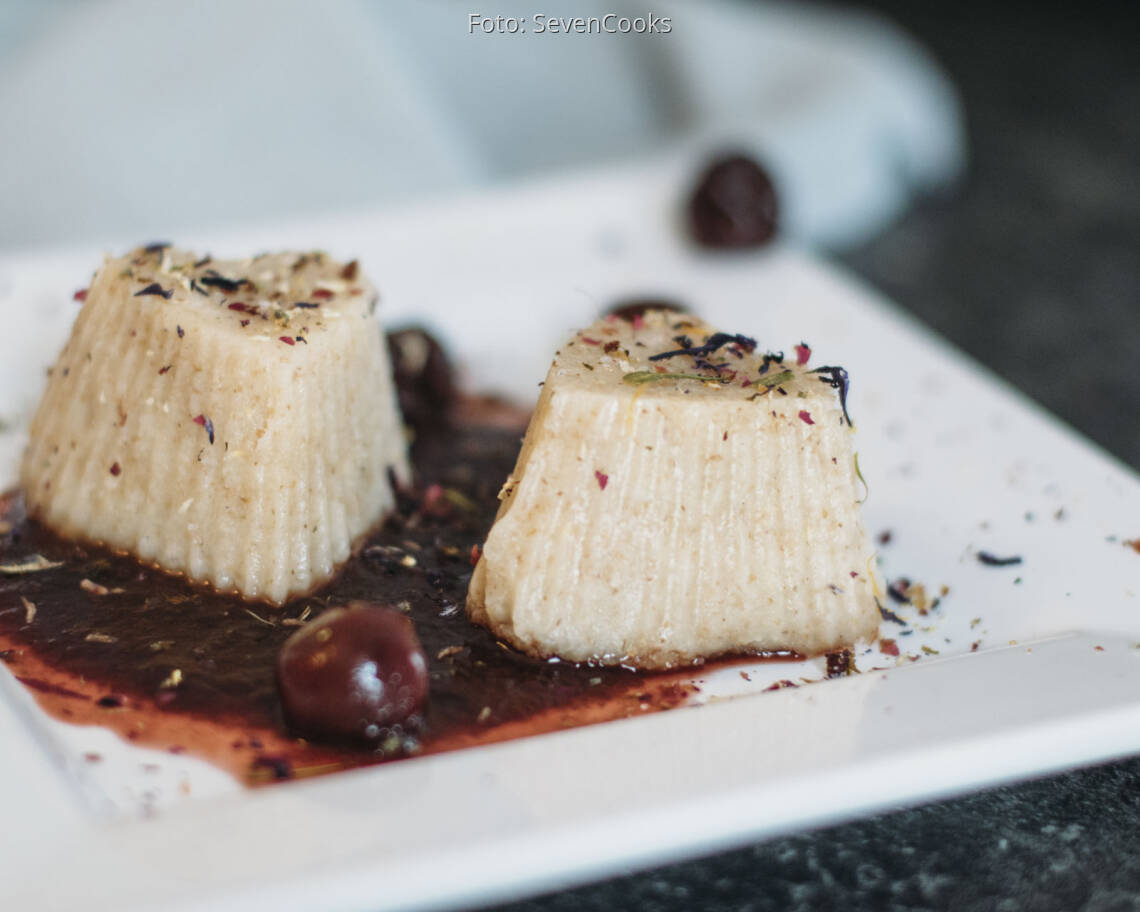 Veganes Rezept: Grießbrei-Dessert mit Kirschkompott