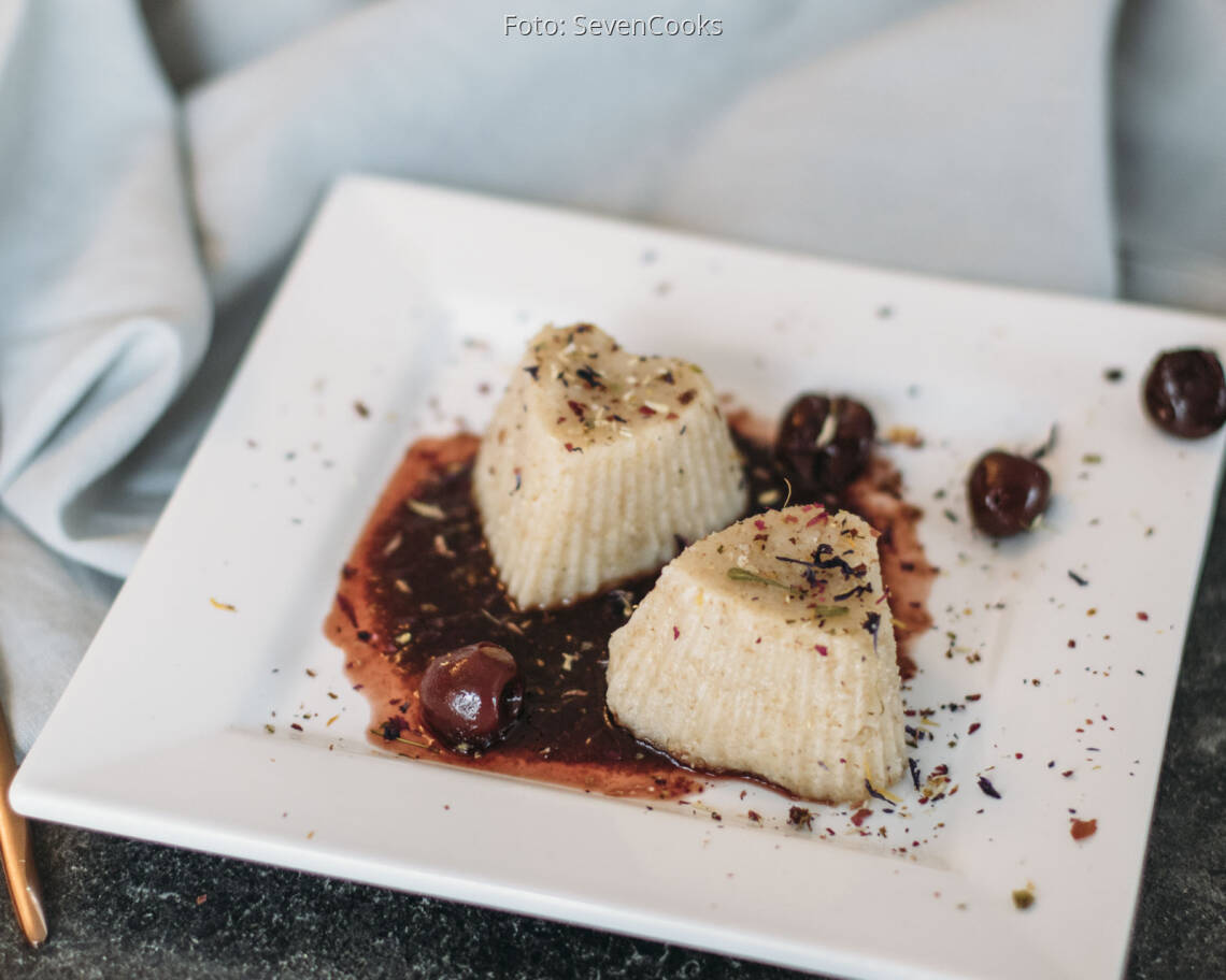 Veganes Rezept: Grießbrei-Dessert mit Kirschkompott
