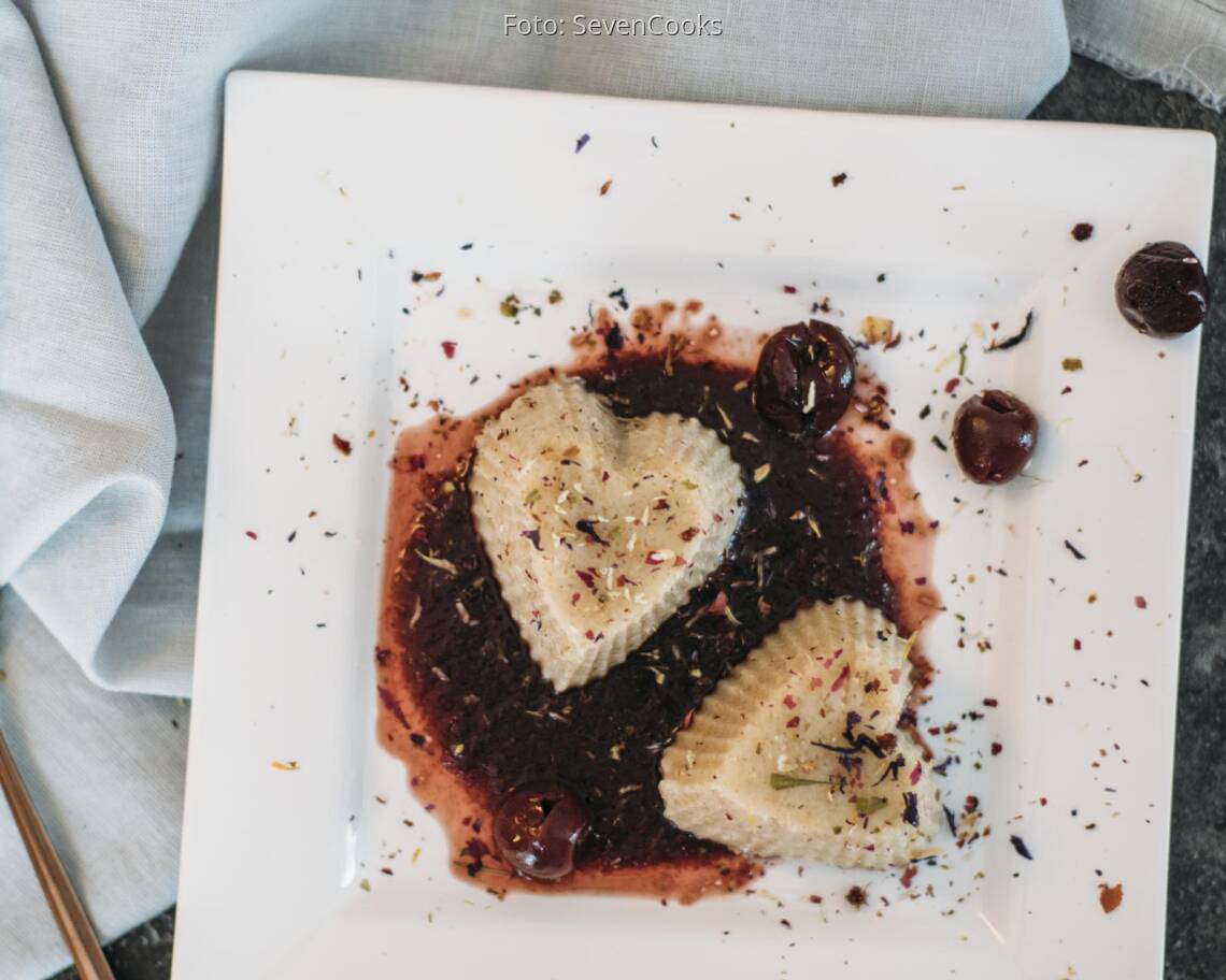 Veganes Rezept: Grießbrei-Dessert mit Kirschkompott