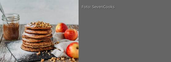 Rezeptbild für "Haferflocken Pancakes mit Apfelmus und Walnüssen"