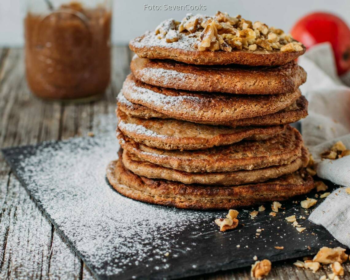 Veganes Rezept: Haferflocken Pancakes mit Apfelmus und gehackten Walnüssen 2