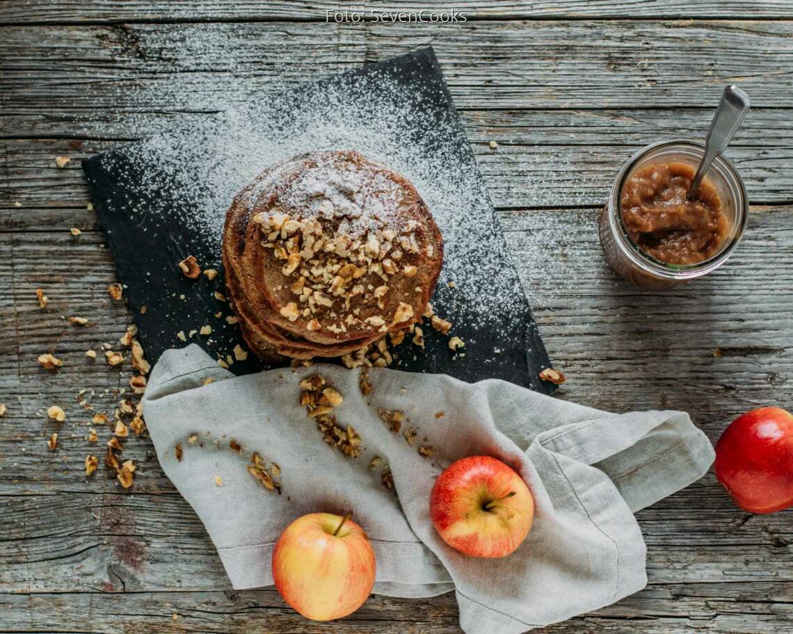 Veganes Rezept: Haferflocken Pancakes mit Apfelmus und gehackten Walnüssen 3