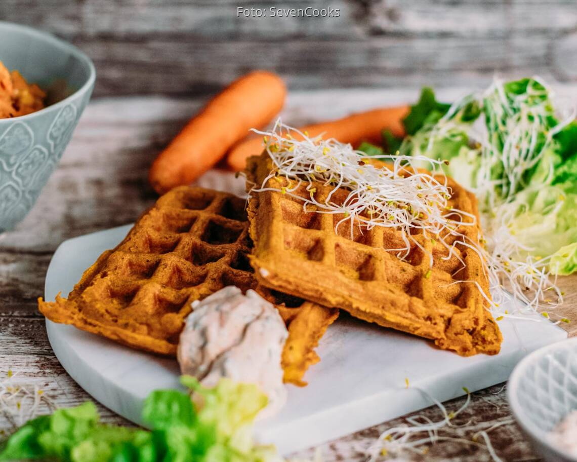 Veganes_Rezept:_Herzhafte_Gemüsewaffeln_mit_Kräuterquark_neu 1