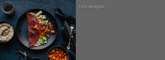 Rezeptbild für "Herzhafter Rote-Beete-Crépes mit Hummus, Avocado und gerösteter Süsskartoffel"