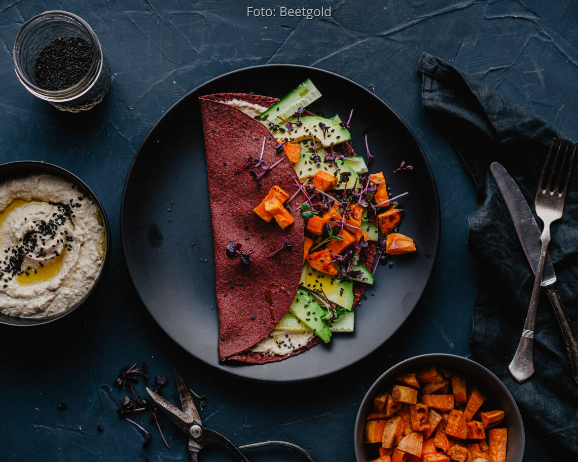 Veganes Rezept: Herzhafter Rote-Beete-Crépes mit Hummus, Avocado und gerösteter Süsskartoffel