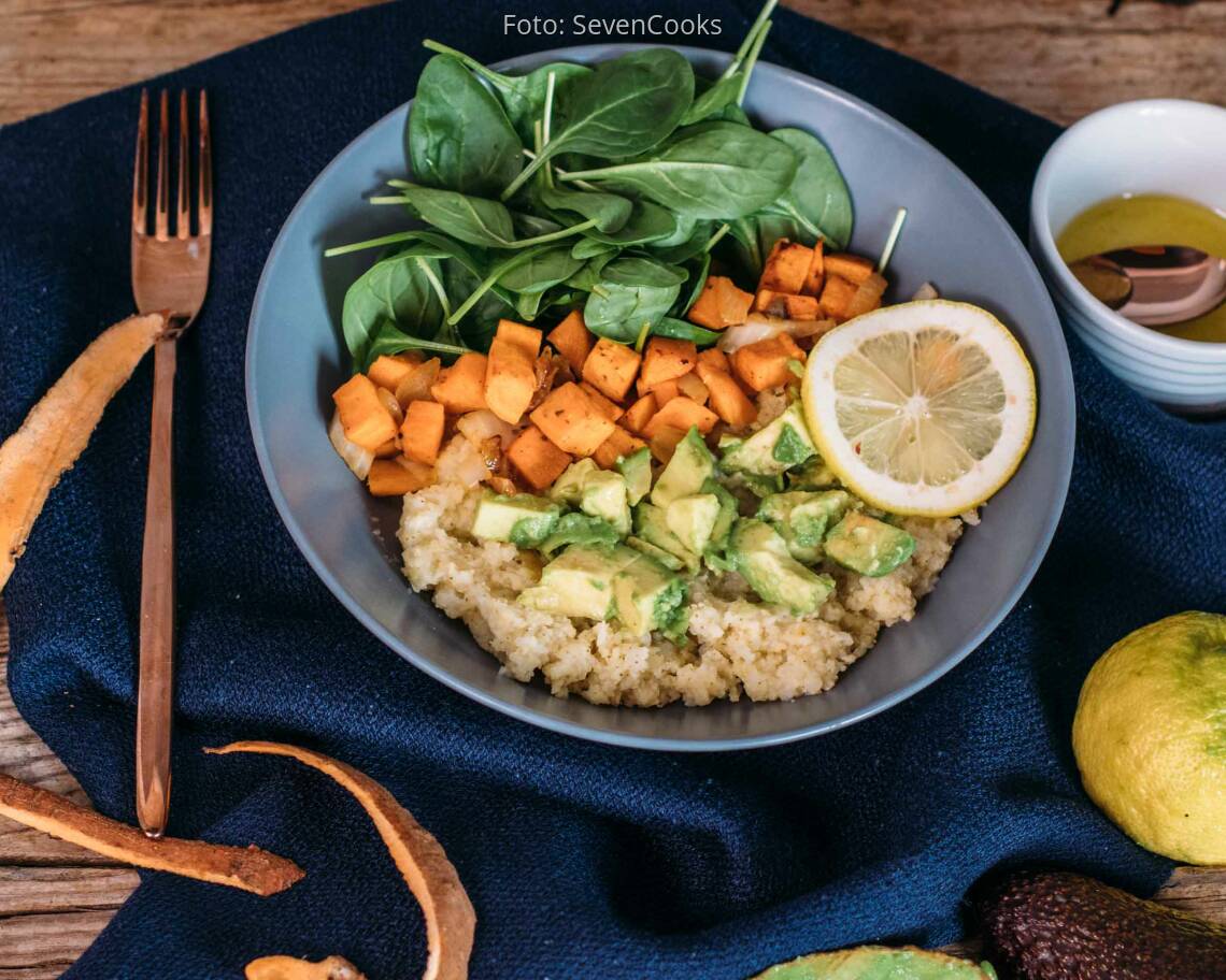 Veganes Rezept: Hirse-Bowl mit Spinat und Süßkartoffel