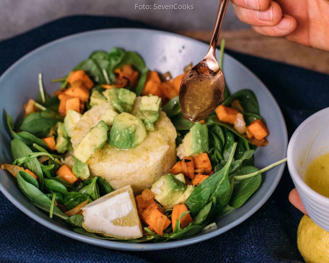 Veganes Rezept: Hirse-Bowl mit Spinat und Süßkartoffel