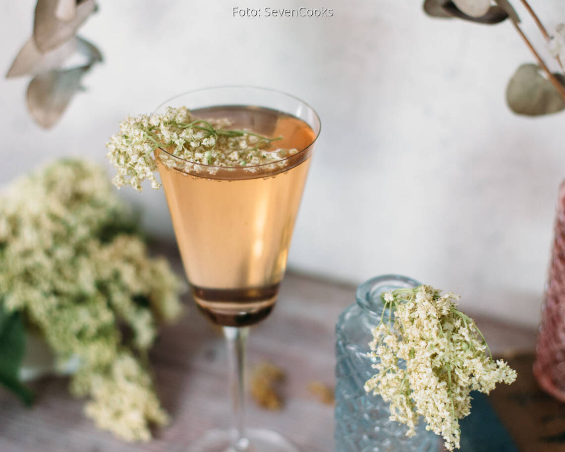 Veganes Rezept: Holunderblüten-Rhabarber-Spritz_1