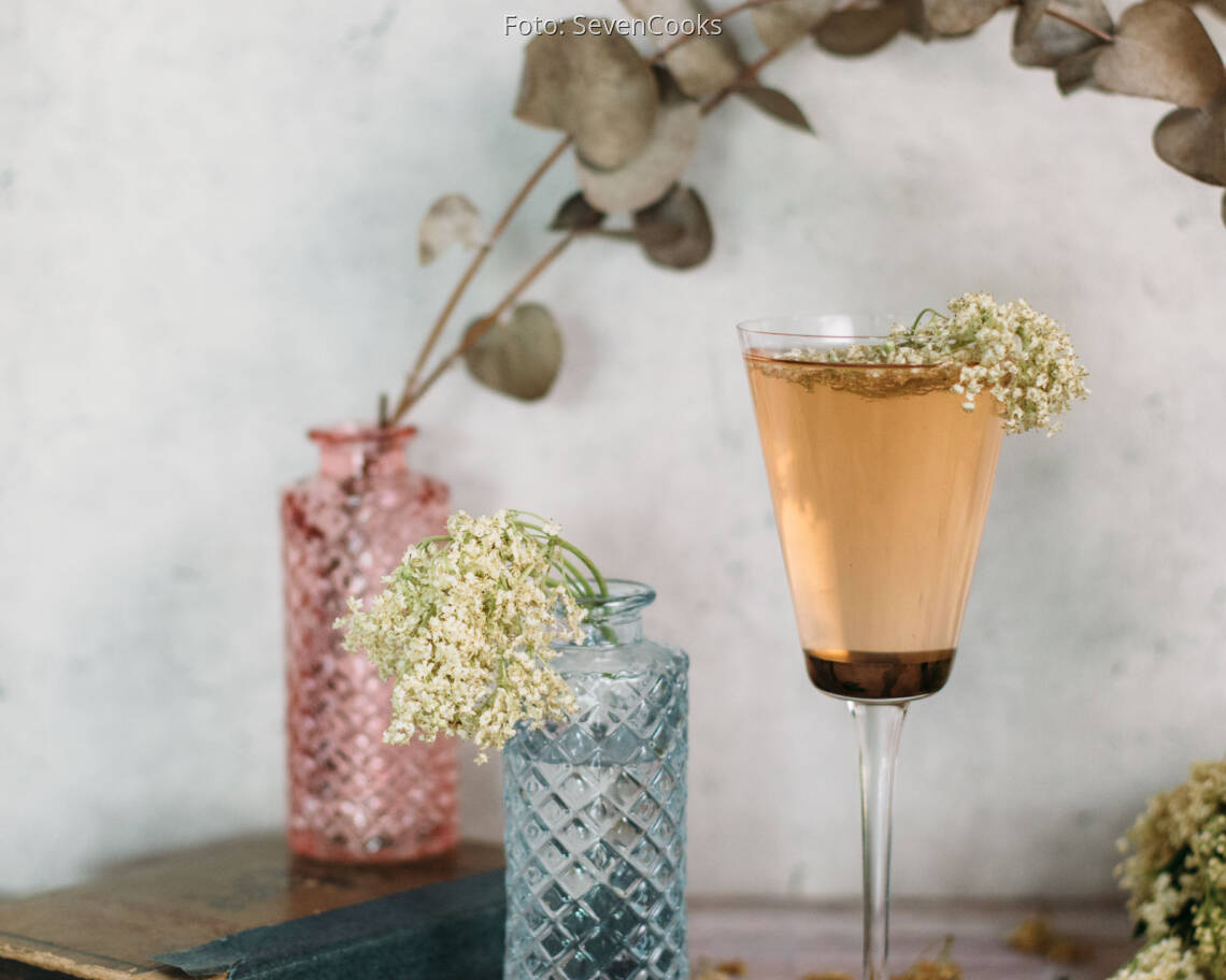 Veganes Rezept: Holunderblüten-Rhabarber-Spritz_2