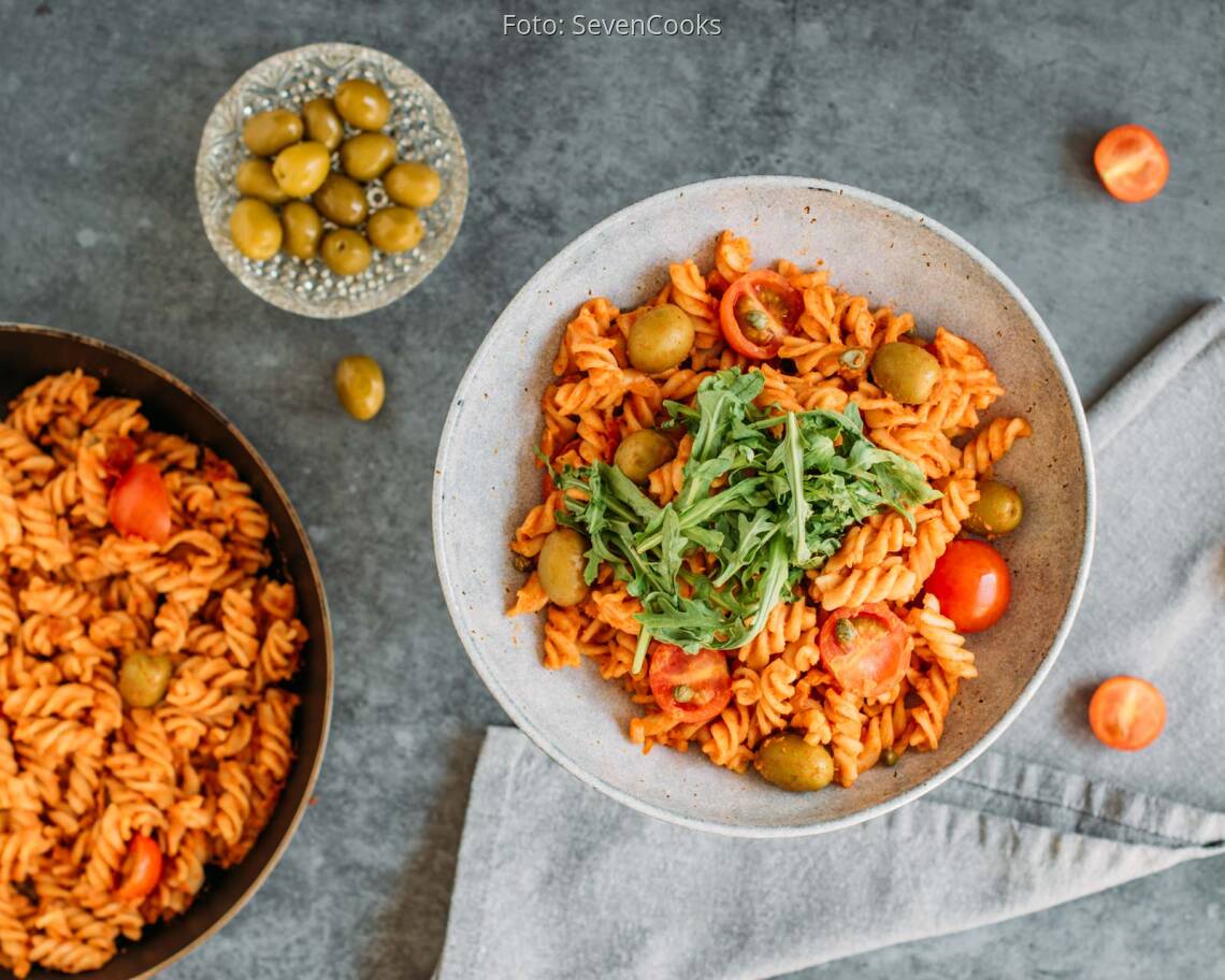 Veganes Rezept: Hummus-Tomaten-Pasta mit Kapern 1