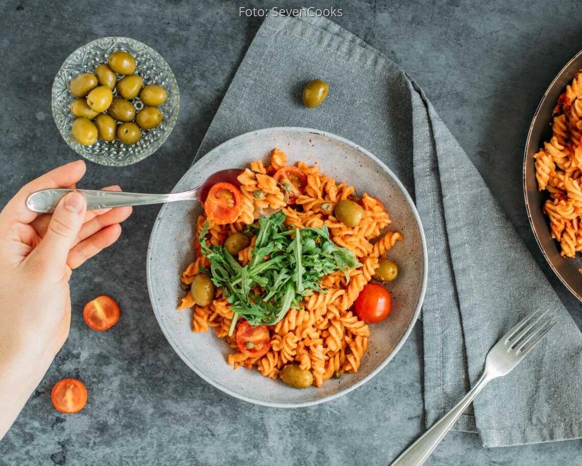 Veganes Rezept: Hummus-Tomaten-Pasta mit Kapern 3