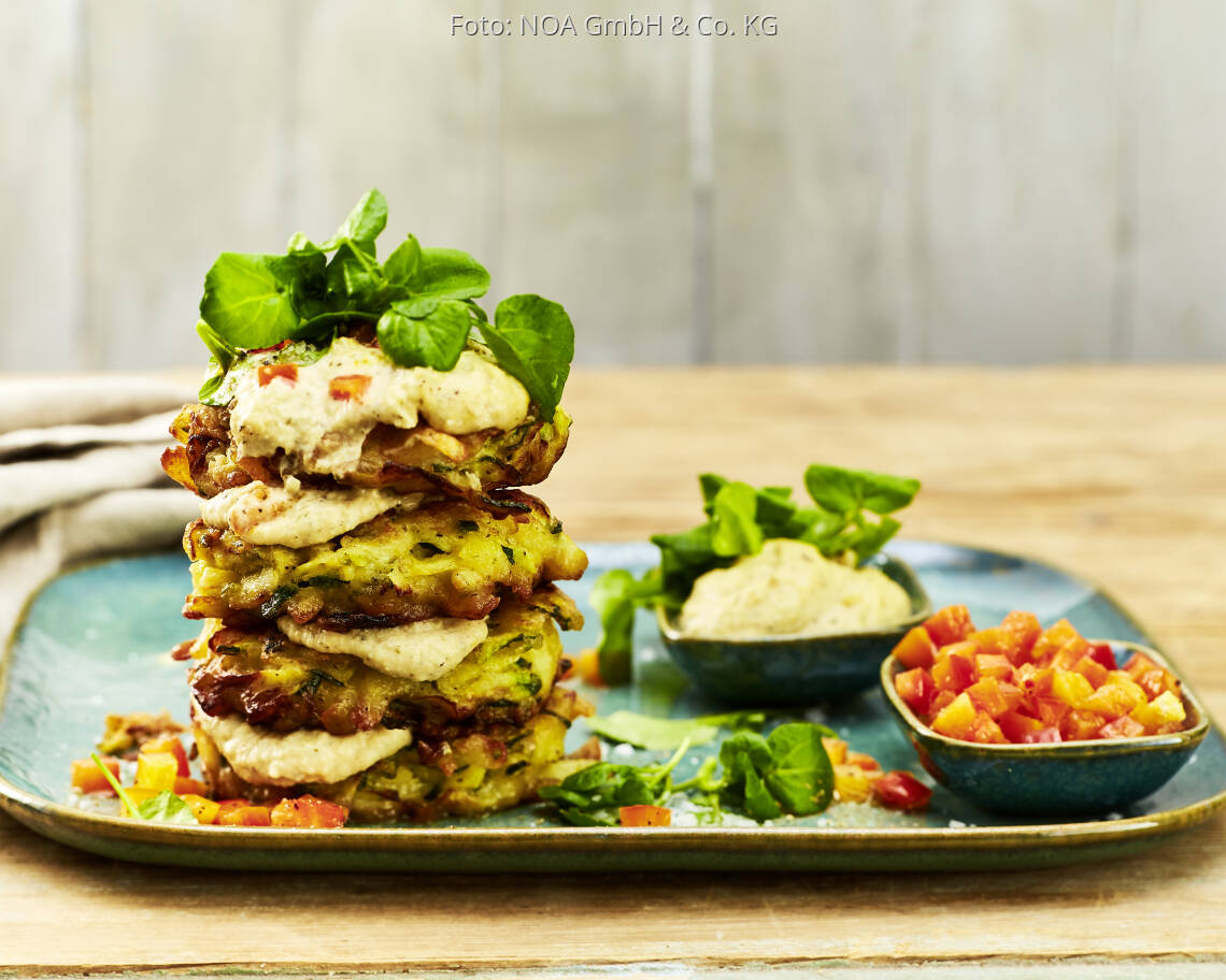 Veganes Rezept: Hummus-Zucchini-Puffer mit Paprikasalsa von NOA