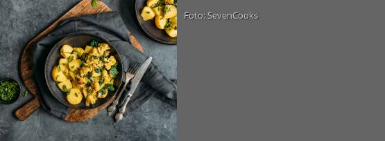 Rezeptbild für "Indischer Blumenkohl-Spinat mit Pellkartoffeln"