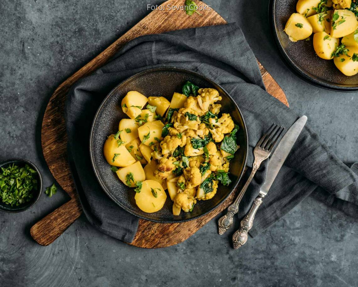 Veganes Rezept: Indischer Blumenkohl-Spinat mit Pellkartoffeln