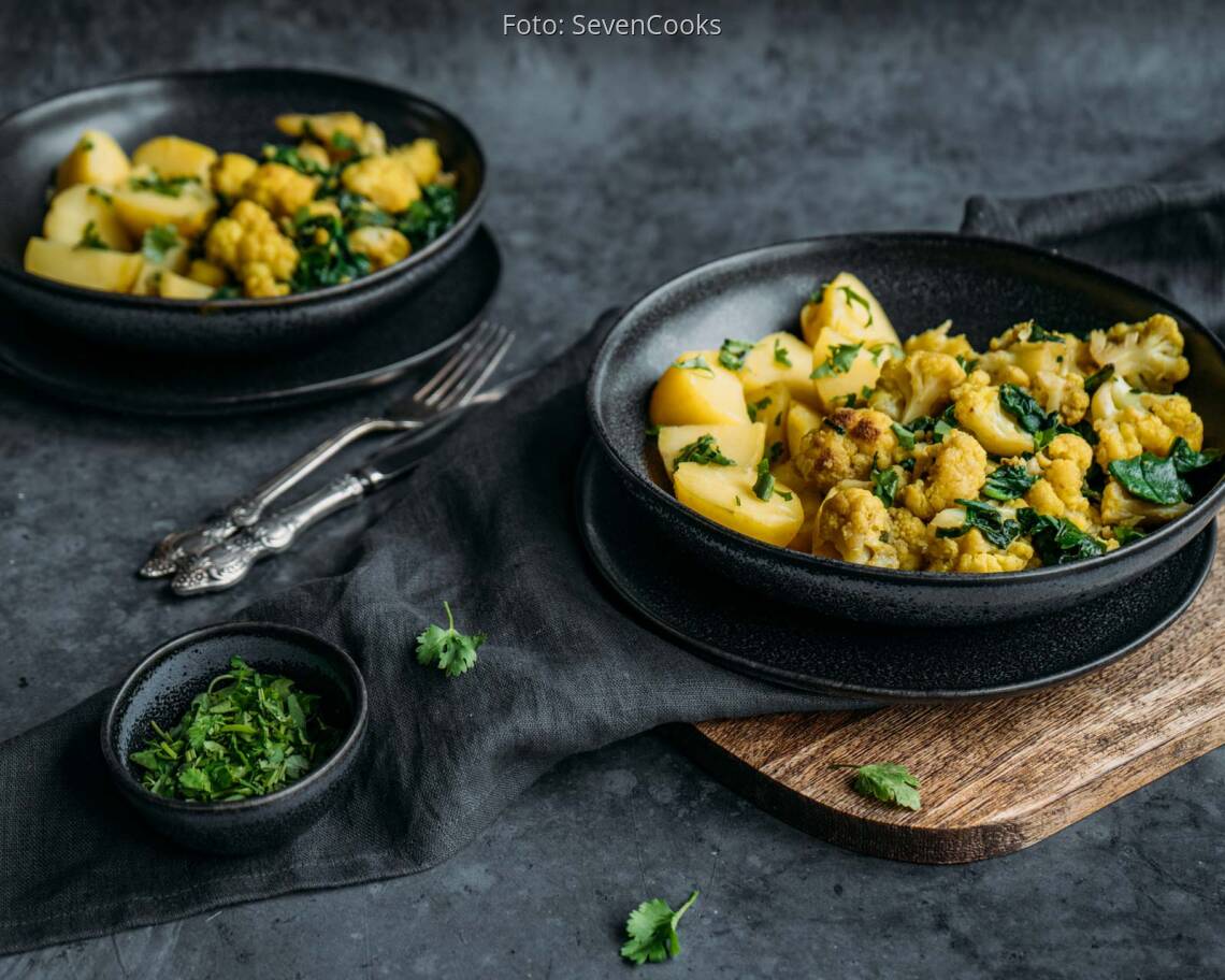 Veganes Rezept: Indischer Blumenkohl-Spinat mit Pellkartoffeln 2