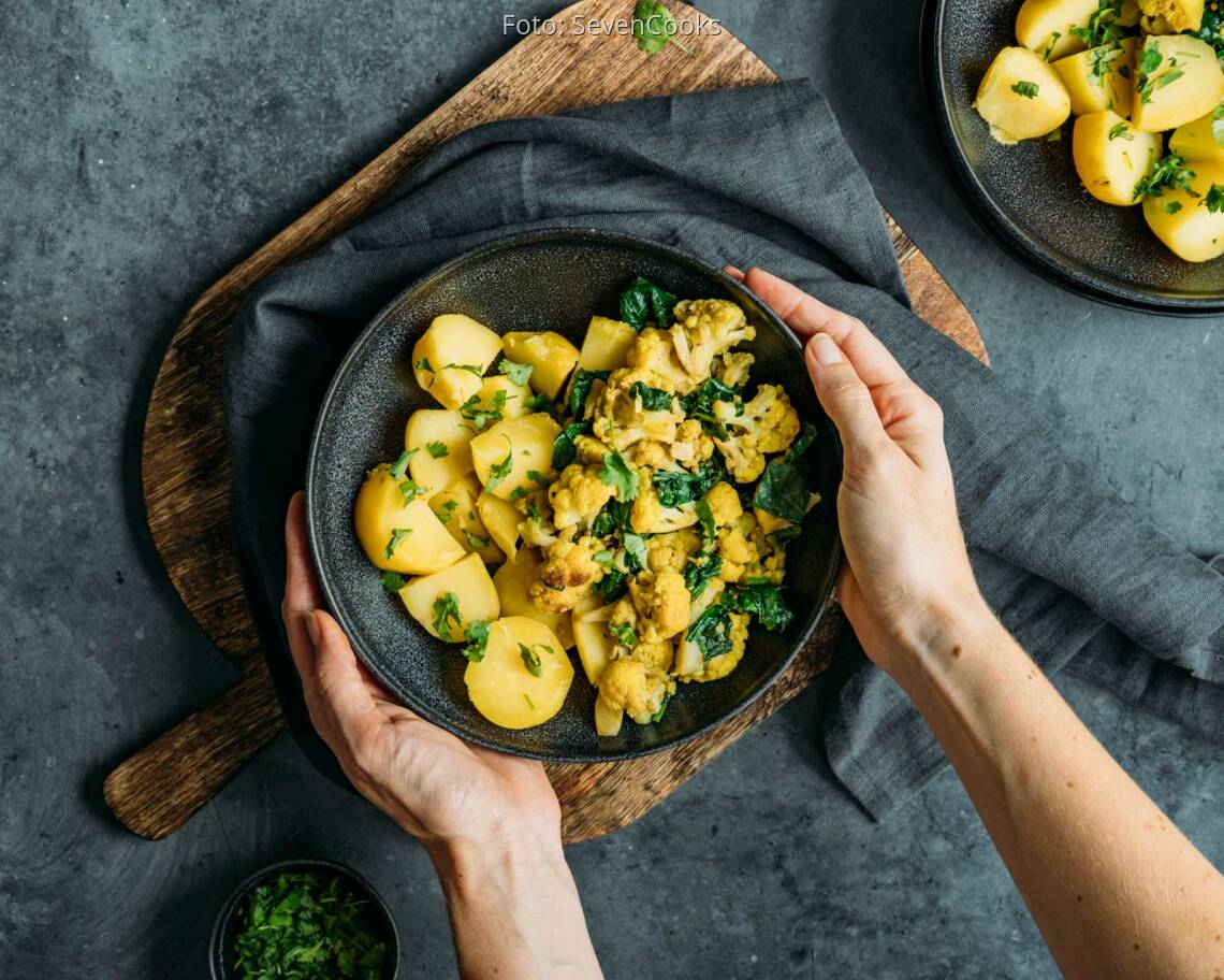Veganes Rezept: Indischer Blumenkohl-Spinat mit Pellkartoffeln 3