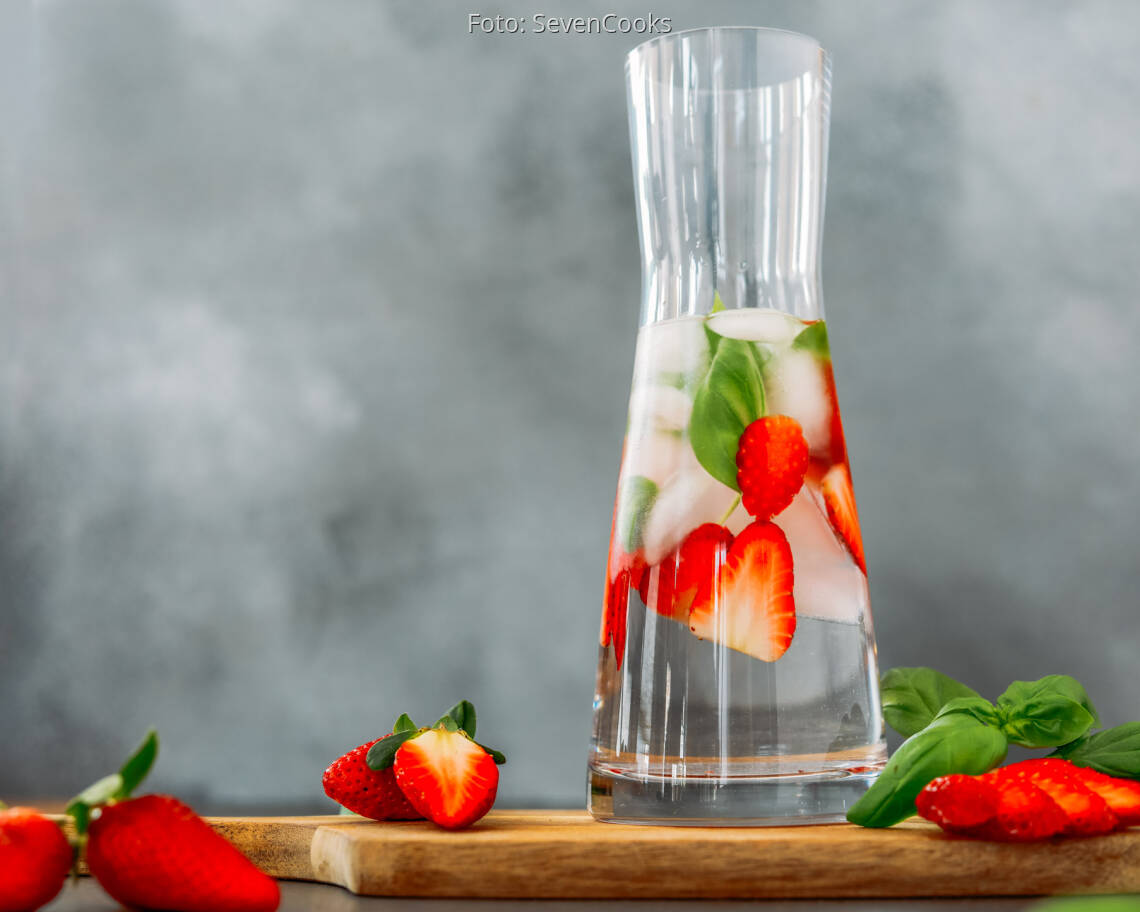 Veganes Rezept: Infused Water Erdbeere-Basilikum 2