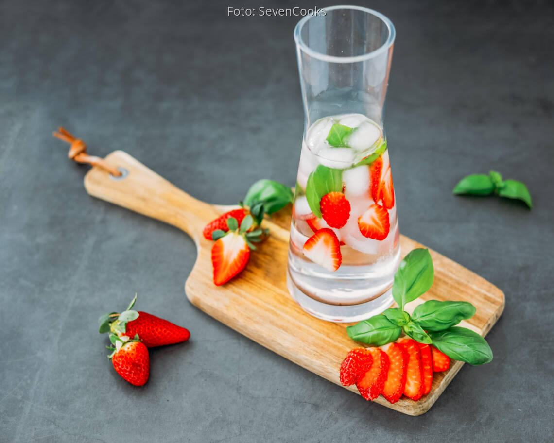 Veganes Rezept: Infused Water Erdbeere-Basilikum 3
