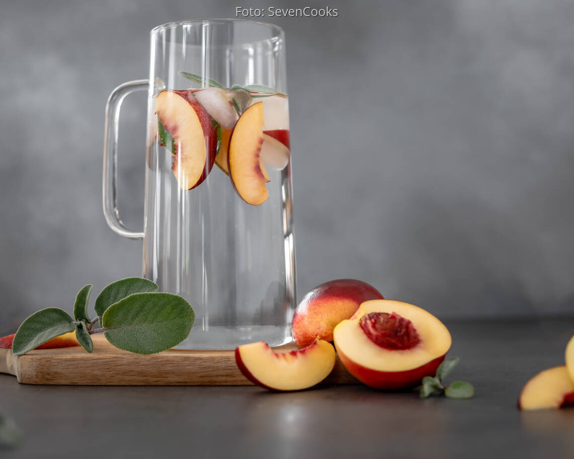 Veganes Rezept: Infused Water Nektarine-Salbei 1