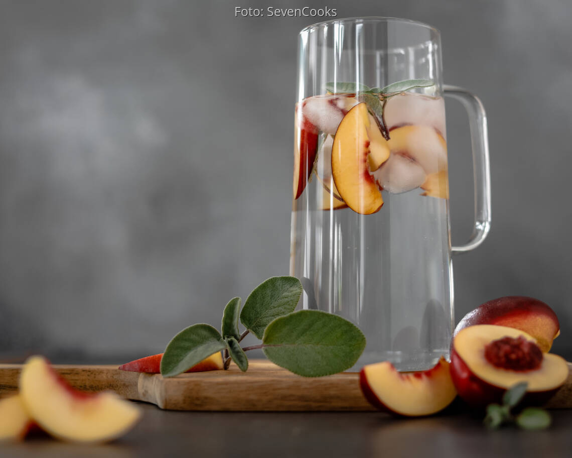 Veganes Rezept: Infused Water Nektarine-Salbei 2