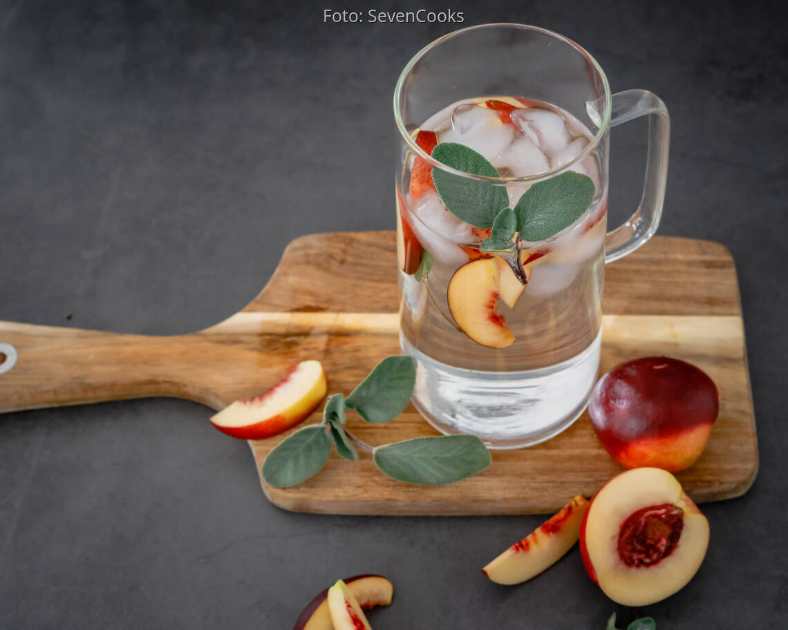 Veganes Rezept: Infused Water Nektarine-Salbei 3