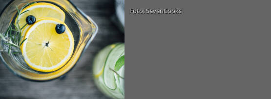 Rezeptbild für "Infused Water: Rosmarin-Zitrone-Heidelbeere"