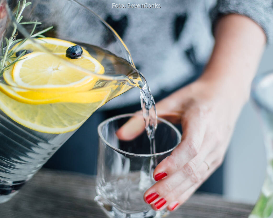 Veganes Rezept: Infused Water: Rosmarin-Zitrone-Heidelbeere