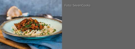 Rezeptbild für "Jackfruit-Gulasch mit Bandnudeln"