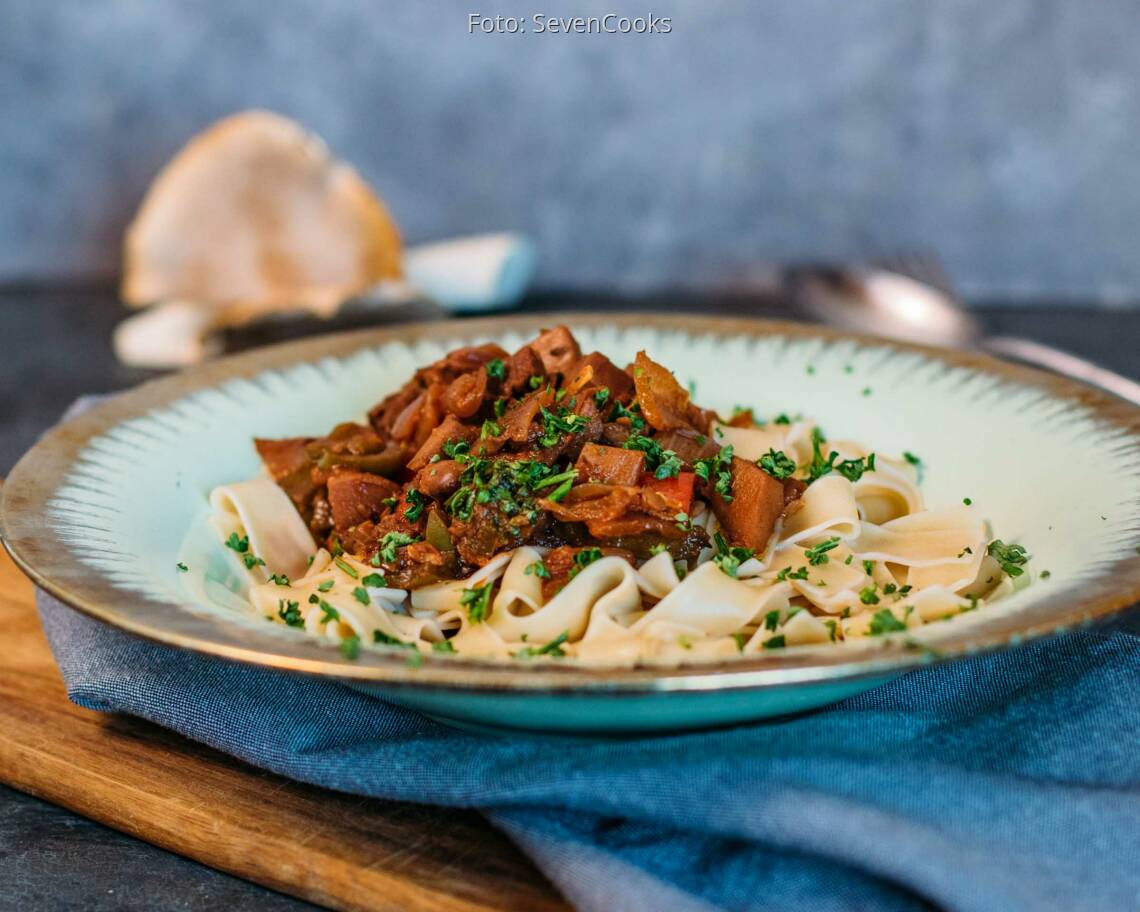 Veganes Rezept; Jackfruit-Gulasch an Bandnudeln 1