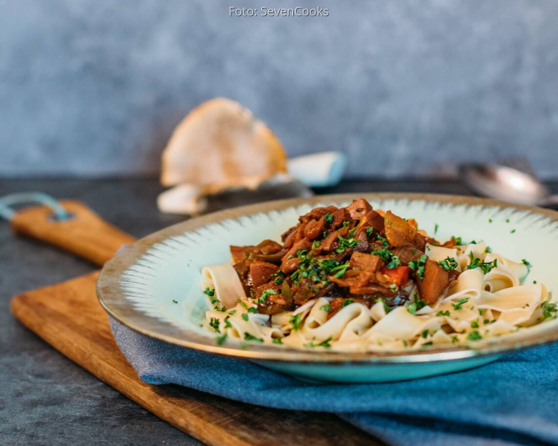 Veganes Rezept; Jackfruit-Gulasch an Bandnudeln 2