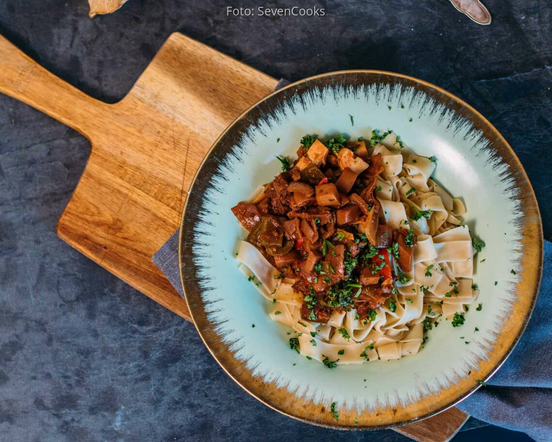 Veganes Rezept; Jackfruit-Gulasch an Bandnudeln 3