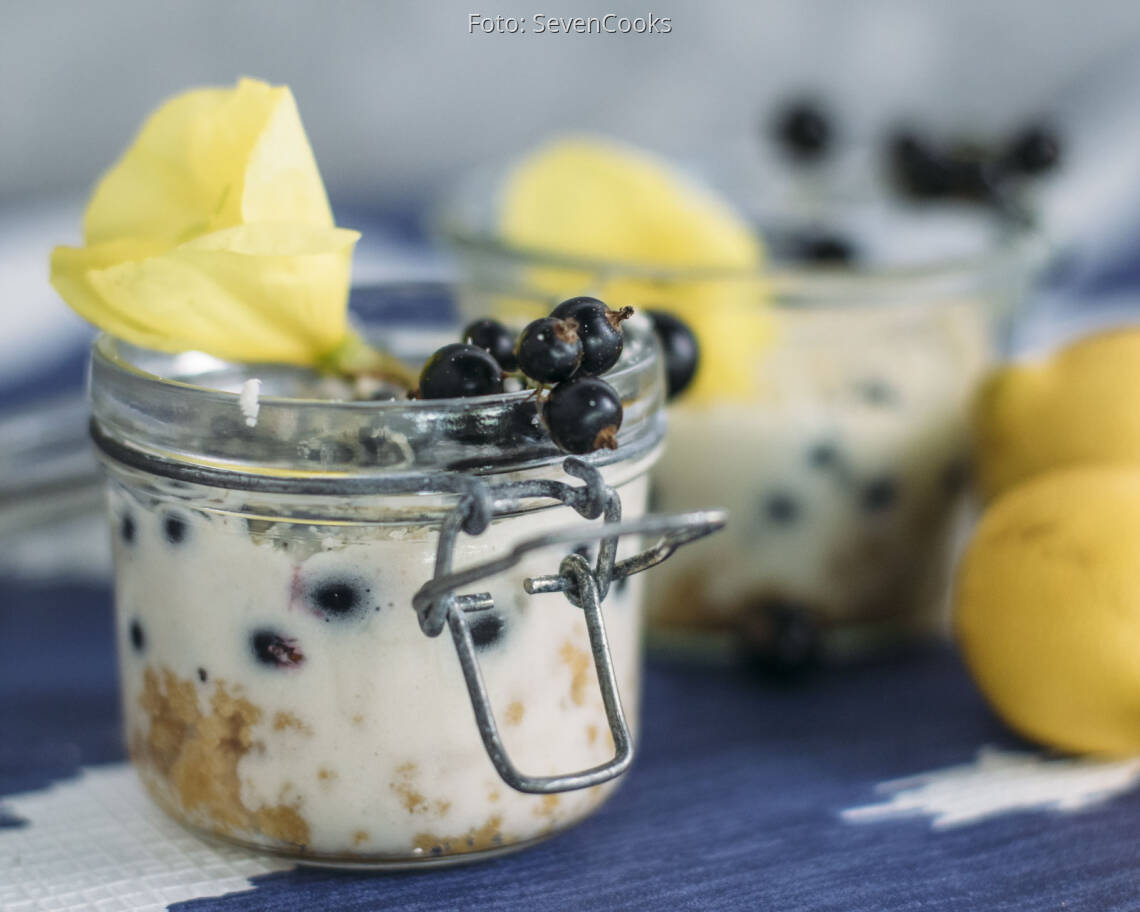 Veganes Rezept: Johannisbeer-Schichtdessert mit weißer Schokolade