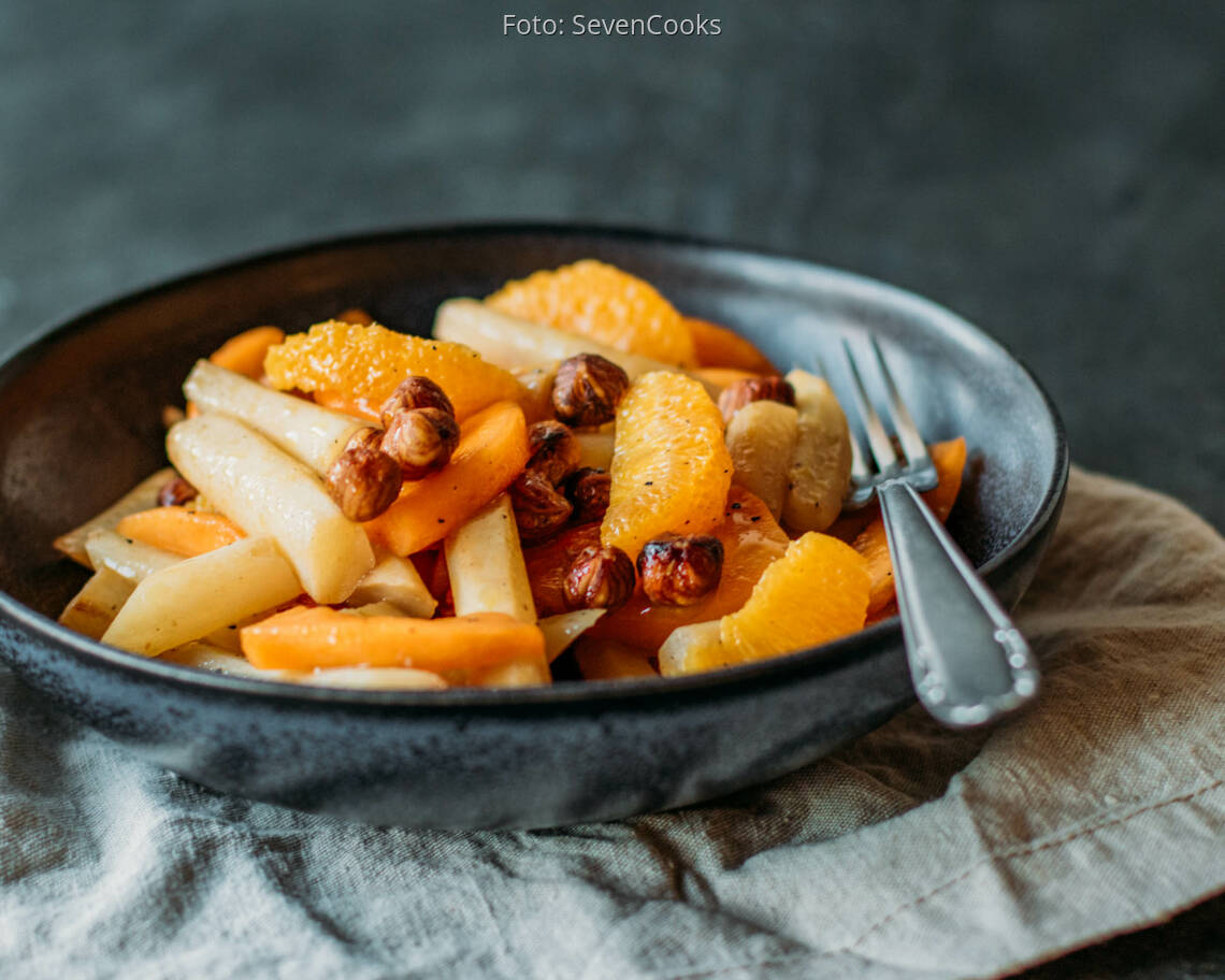 Veganes Rezept: Karamellisierte Schwarzwurzel mit Kaki und Orange