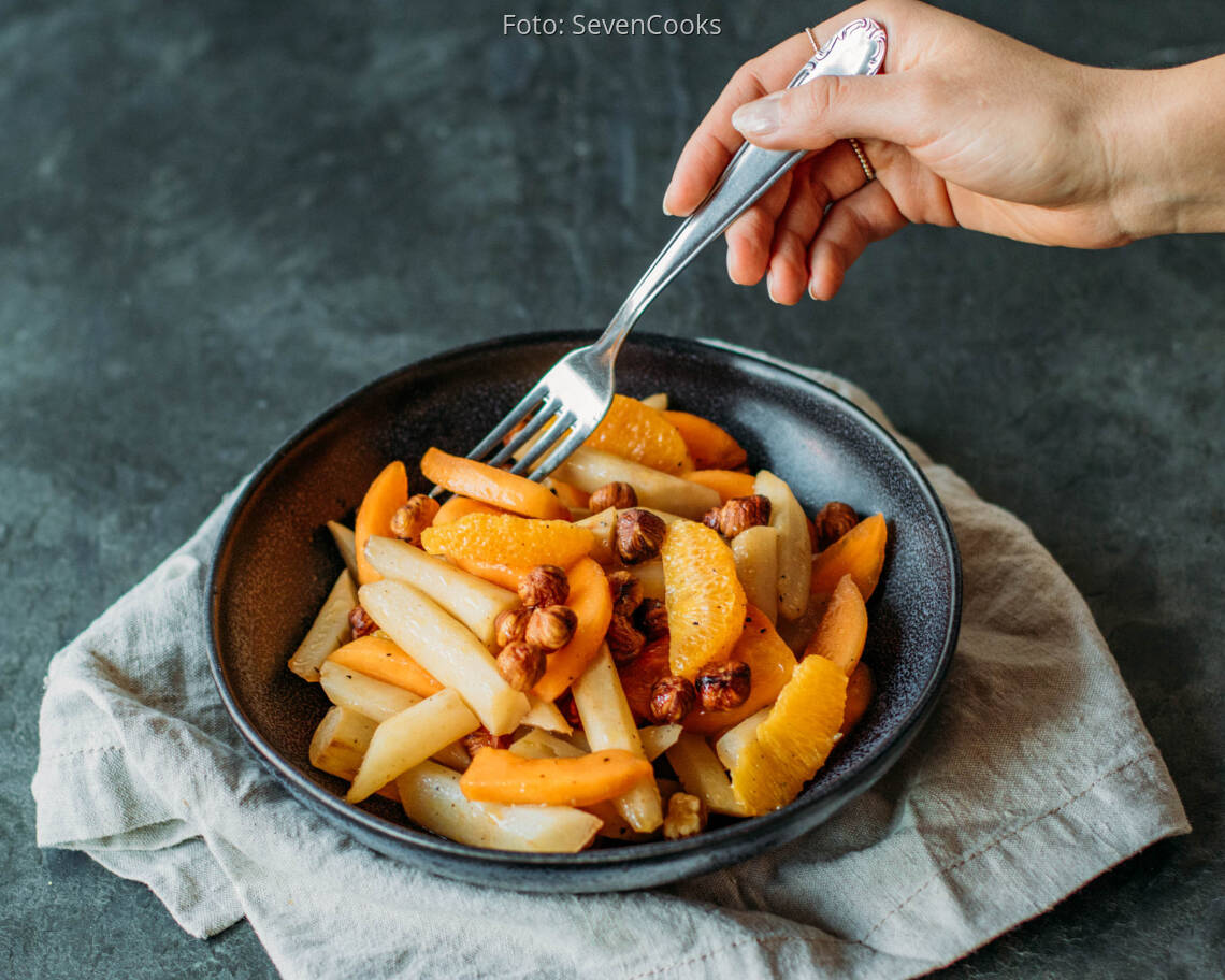 Veganes Rezept: Karamellisierte Schwarzwurzel mit Kaki und Orange
