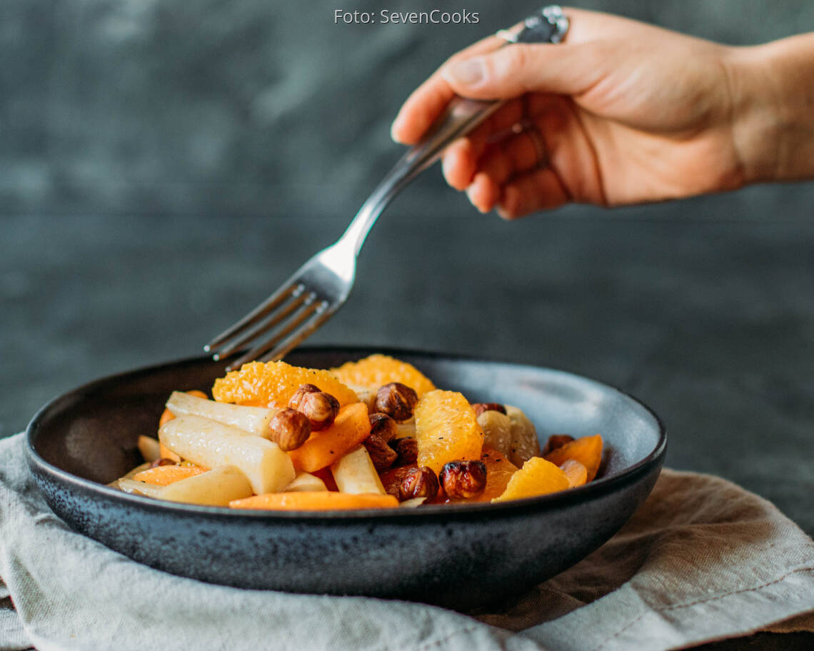 Veganes Rezept: Karamellisierte Schwarzwurzel mit Kaki und Orange