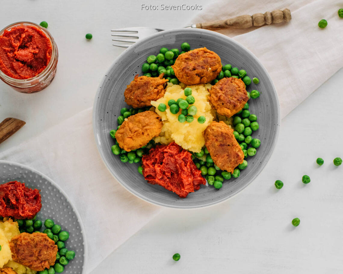 Veganes_Rezept:_Karotten_Nuggets_mit_Erbsen_und_Kartoffelstampf_neu 1