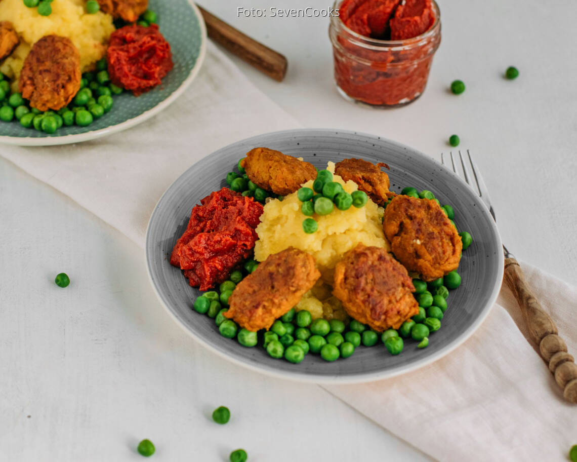 Veganes_Rezept:_Karotten_Nuggets_mit_Erbsen_und_Kartoffelstampf_neu 2