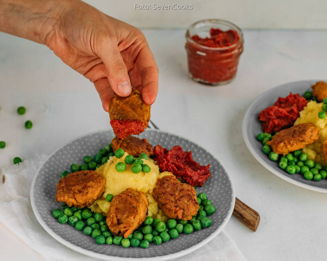 Veganes_Rezept:_Karotten_Nuggets_mit_Erbsen_und_Kartoffelstampf_neu 3
