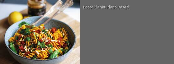 Rezeptbild für "Kichererbsen-Kurkuma-Fusilli mit Tahin und sonnengetrockneten Tomaten"