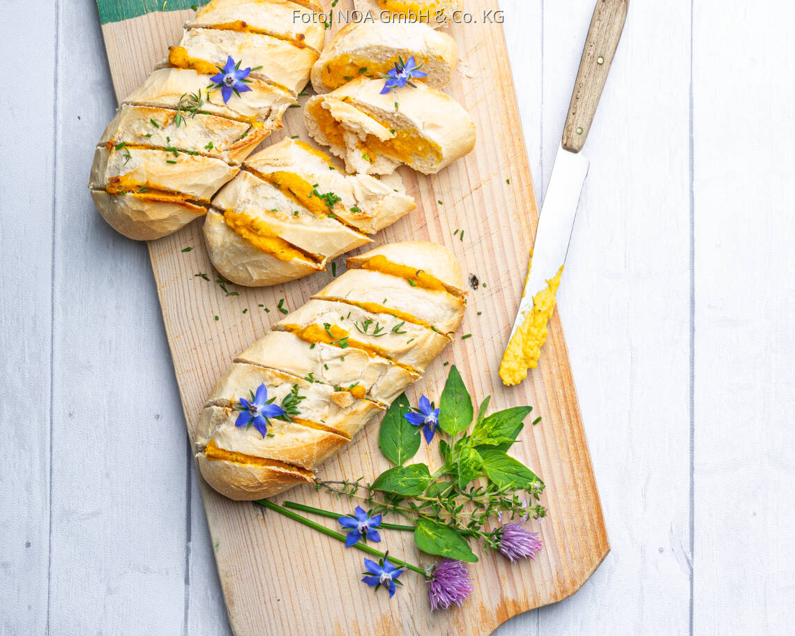 Veganes Rezept: Knuspriges Hummus Baguette von NOA