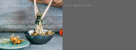 Rezeptbild für "Kohlrabi-Spaghetti-Salat mit Algen und Physalis"