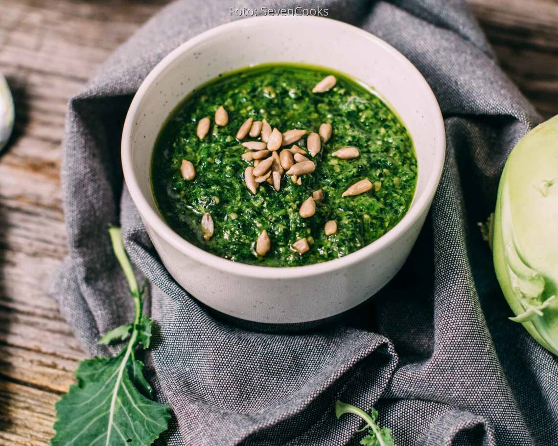 Veganes Rezept: Kohlrabikrautpesto mit Sonnenblumenkernen_1
