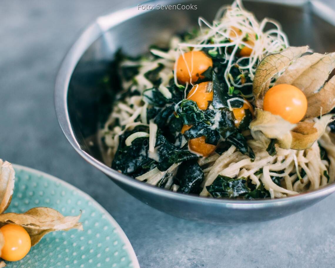 Veganes Rezept: Kohlrabi-Spaghetti-Salat mit Algen und Physalis