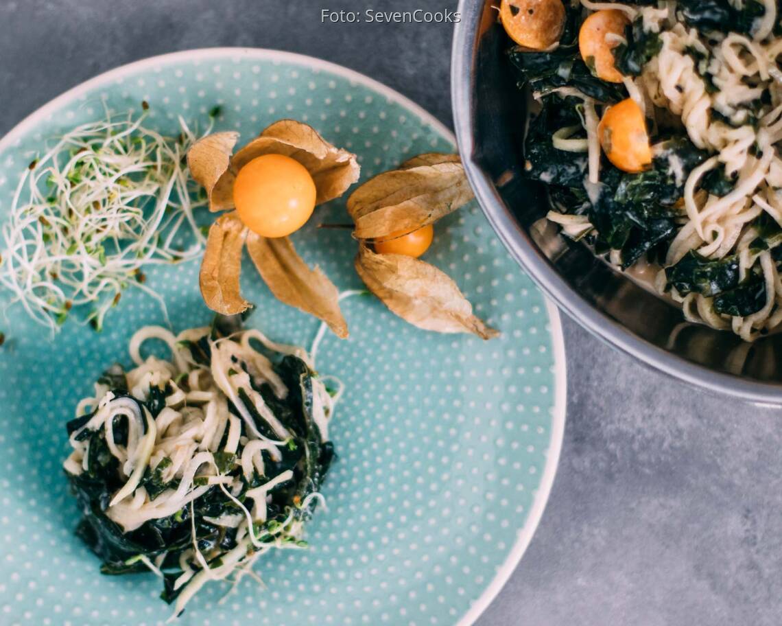 Veganes Rezept: Kohlrabi-Spaghetti-Salat mit Algen und Physalis