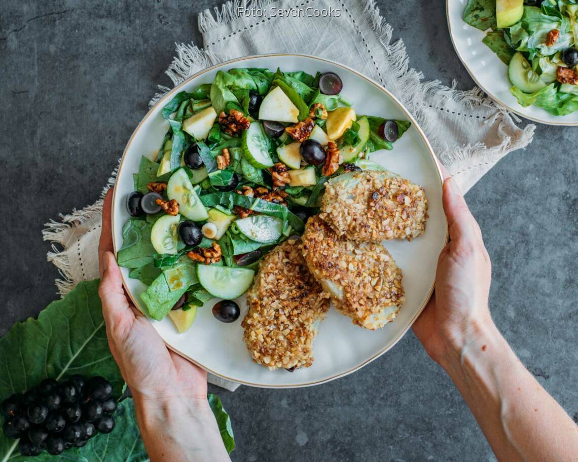 Veganes Rezept: Kohlrabi-Walnuss-Schnitzel mit fruchtigem Salat 3