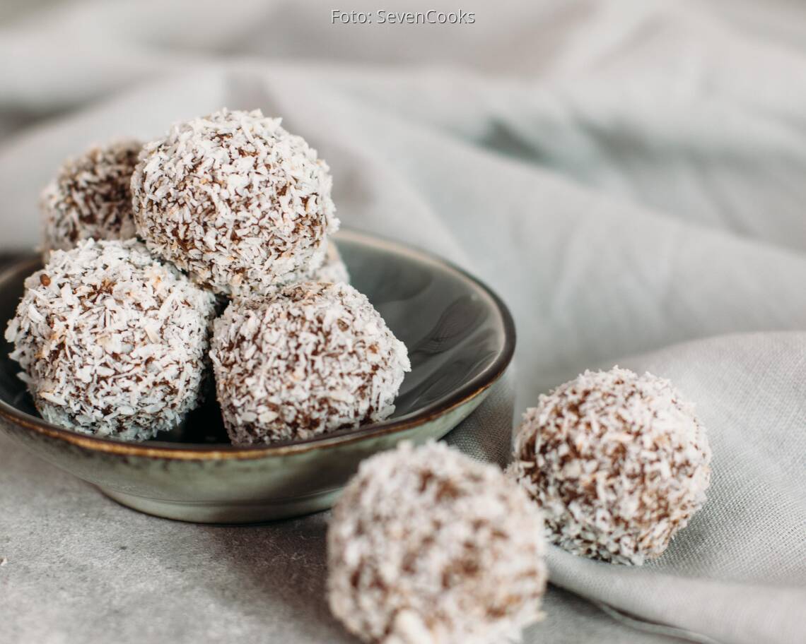 Fertiges Rezept: Vegane Kokosrumkugeln