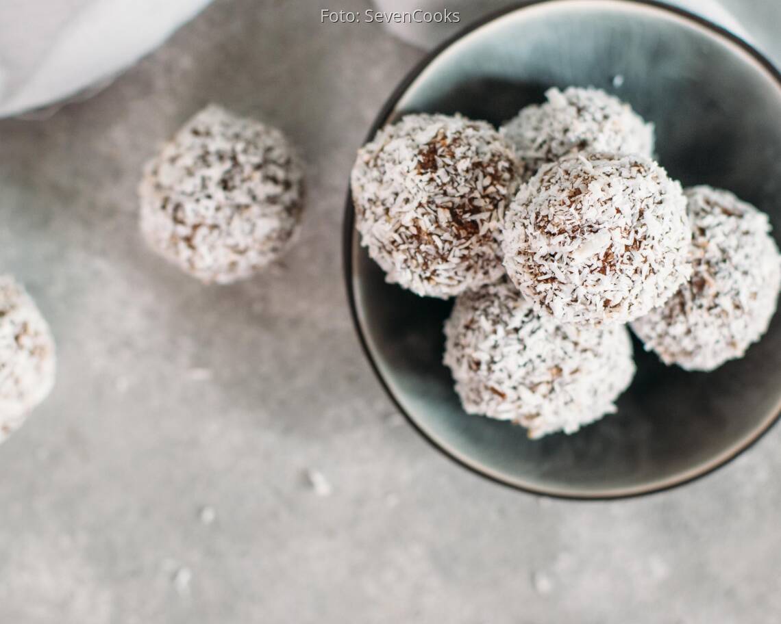 Fertiges Rezept: Vegane Rumkugeln mit Kokosflocken