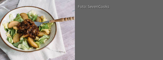 Rezeptbild für "Kopfsalat mit karamellisierten Birnen und Schmelzzwiebeln"