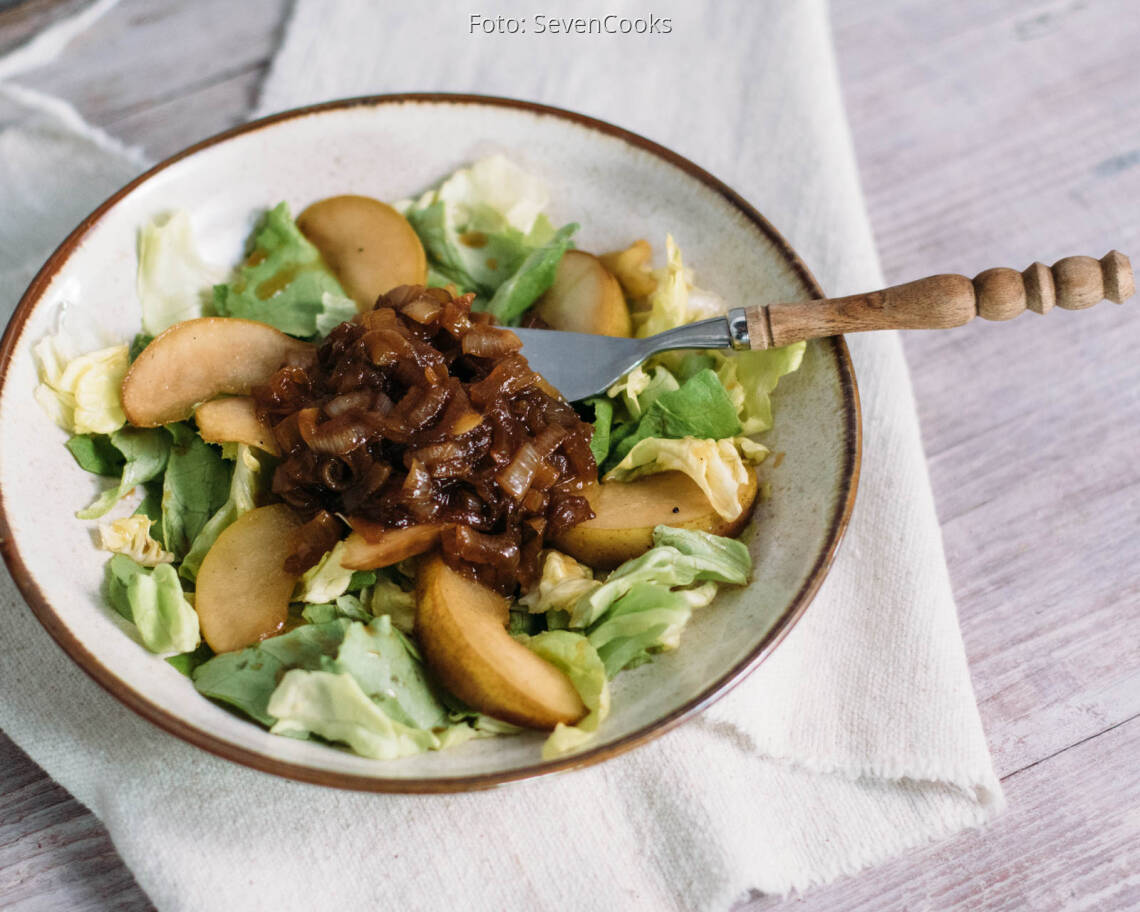 Veganes Rezept: Kopfsalat mit karamellisierten Birnen und Schmelzzwiebeln_1