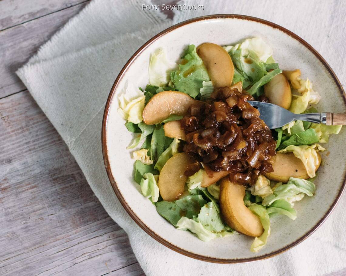 Veganes Rezept: Kopfsalat mit karamellisierten Birnen und Schmelzzwiebeln_2